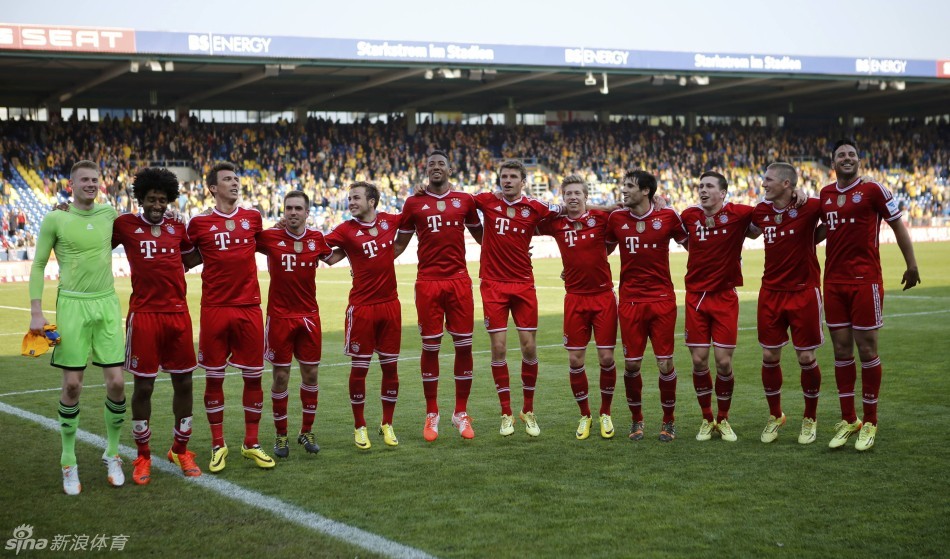 湖人詹姆斯关键三分带队取胜太阳