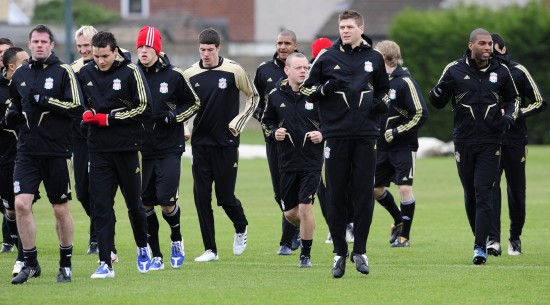 足球国足忙碌备战，训练场加练至夜晚