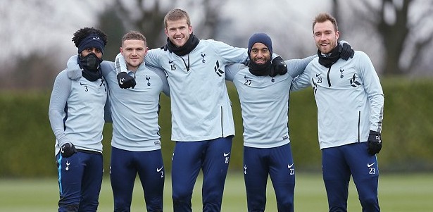 前锋远射破门，全场欢呼