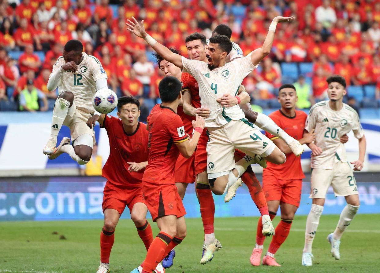 利物浦vs利兹首发：萨拉赫连续三场替补，埃基蒂克、维尔茨先发