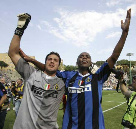 辽宁男篮在CBA杯赛中爆冷输给江苏男篮，外援选择引发争议，球迷对阵容实力和磨合表示不满。