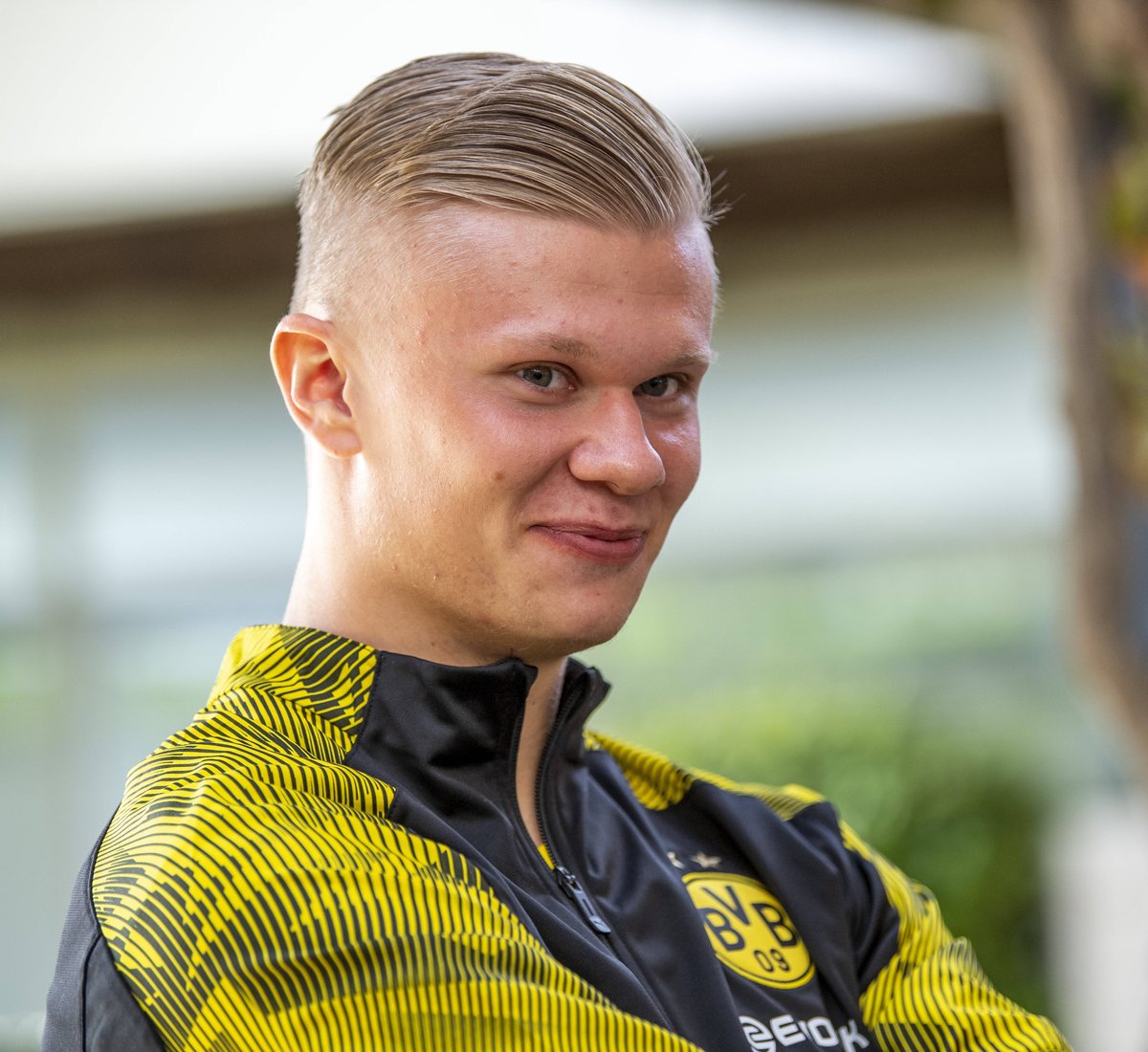 足协杯赛前举办垫场赛，张凌峰等四名成年球员对阵五十名小球员